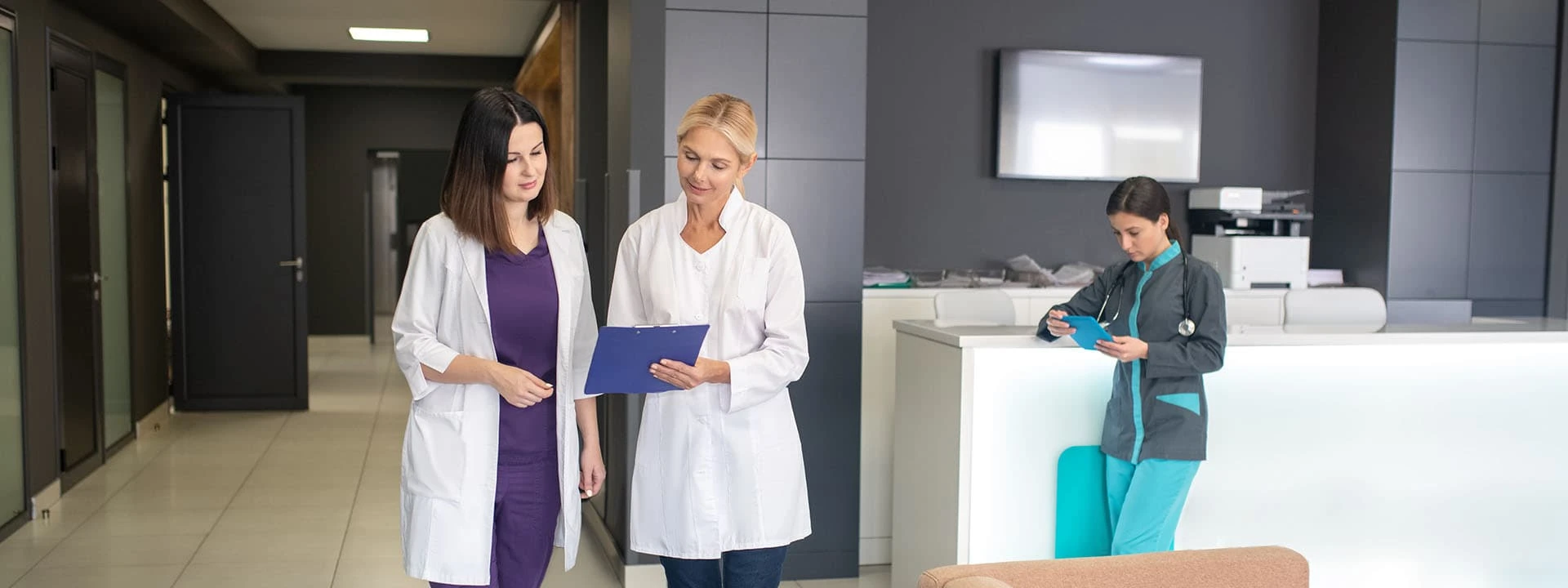 two doctors discussing chart (1)